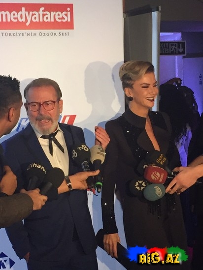 Aparıcı Aysel Türkiyəli məşhurlarla bir arada