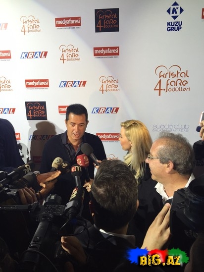 Aparıcı Aysel Türkiyəli məşhurlarla bir arada