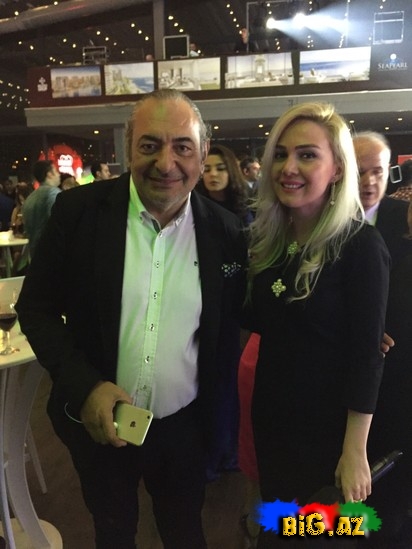 Aparıcı Aysel Türkiyəli məşhurlarla bir arada