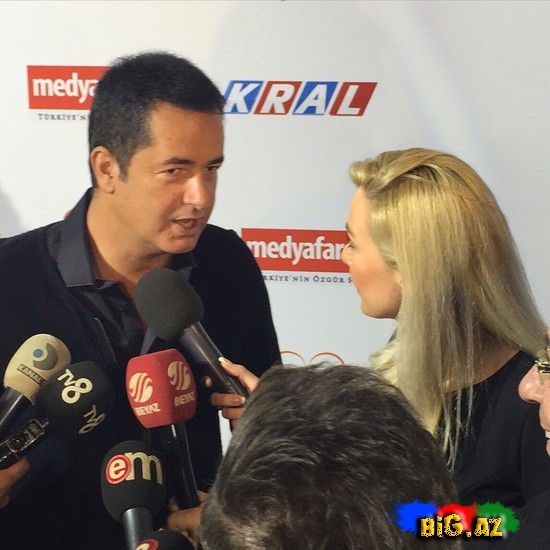 Aparıcı Aysel Türkiyəli məşhurlarla bir arada