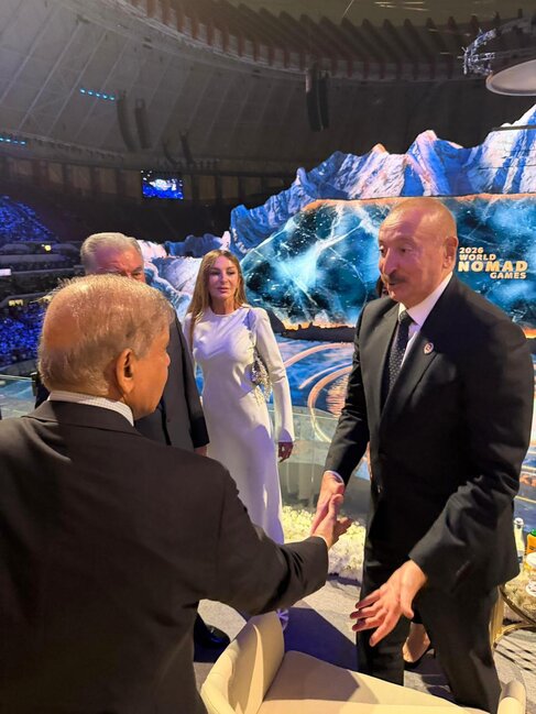 Prezident Putinlə ayaqüstü söhbət etdi - Fotolar