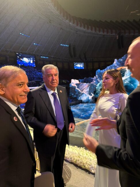 Prezident Putinlə ayaqüstü söhbət etdi - Fotolar