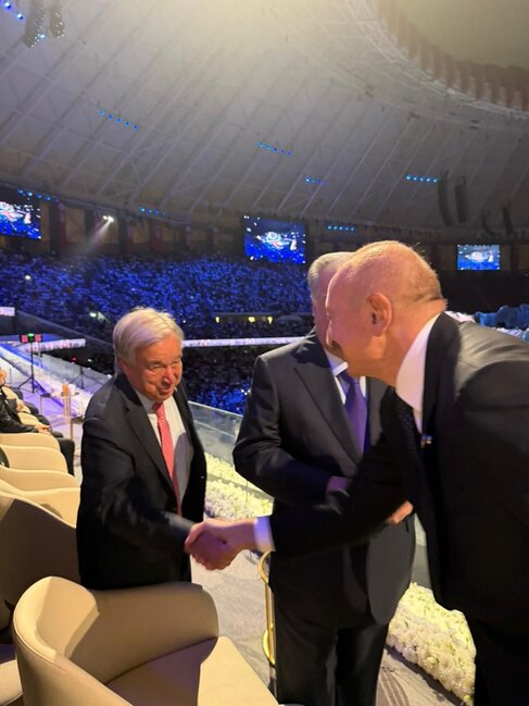 Prezident Putinlə ayaqüstü söhbət etdi - Fotolar