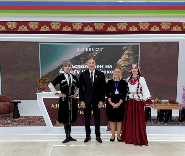 İlham Əliyev Türkmənbaşıda MDB-nin iştirakçı ölkələrinin milli stendləri ilə tanış olub - Foto