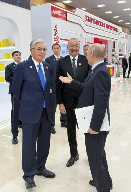 İlham Əliyev Türkmənbaşıda MDB-nin iştirakçı ölkələrinin milli stendləri ilə tanış olub - Foto