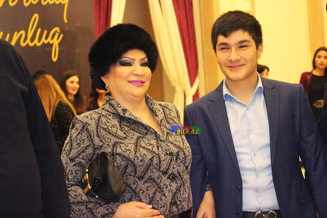 Afaq Bəşirqızı həyat yoldaşı və nəvələri ilə - FOTOLAR