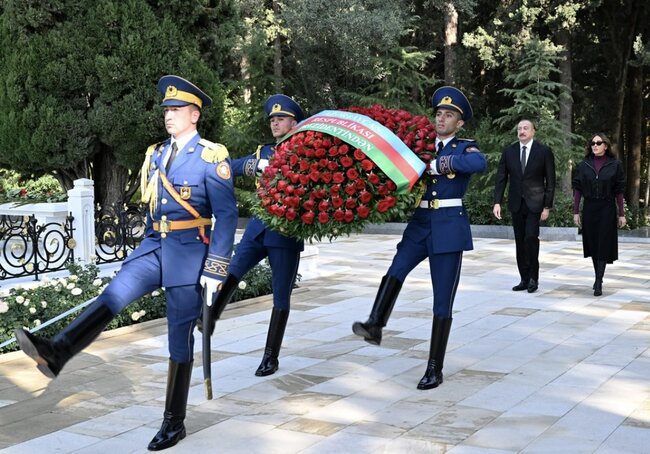 İlham Əliyev və Mehriban Əliyeva ulu öndər Heydər Əliyevin məzarını ziyarət ediblər