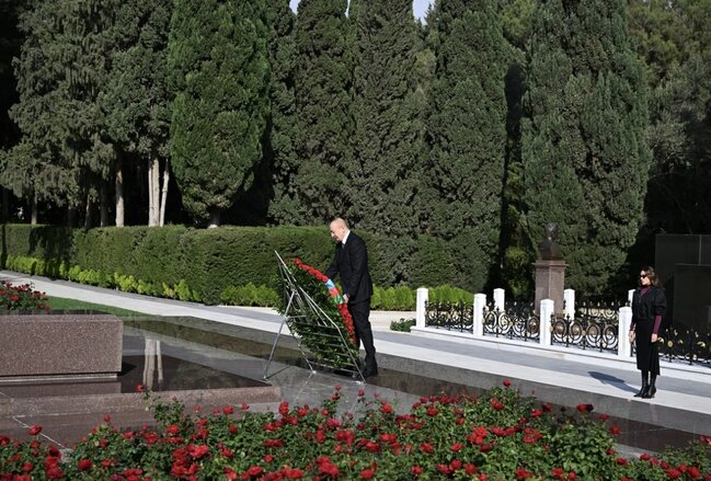 İlham Əliyev və Mehriban Əliyeva ulu öndər Heydər Əliyevin məzarını ziyarət ediblər