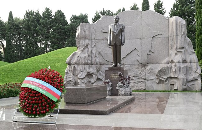 İlham Əliyev və Mehriban Əliyeva ulu öndər Heydər Əliyevin məzarını ziyarət ediblər