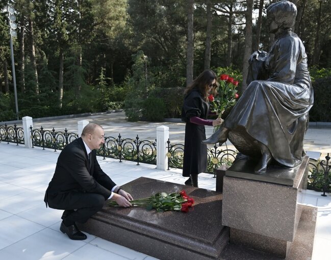 İlham Əliyev və Mehriban Əliyeva ulu öndər Heydər Əliyevin məzarını ziyarət ediblər