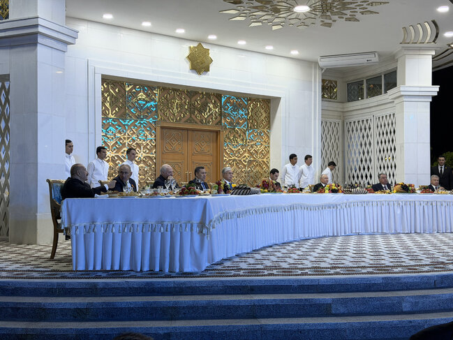 Prezident Türkmənistanda Paşinyanla söhbətləşdi - Foto