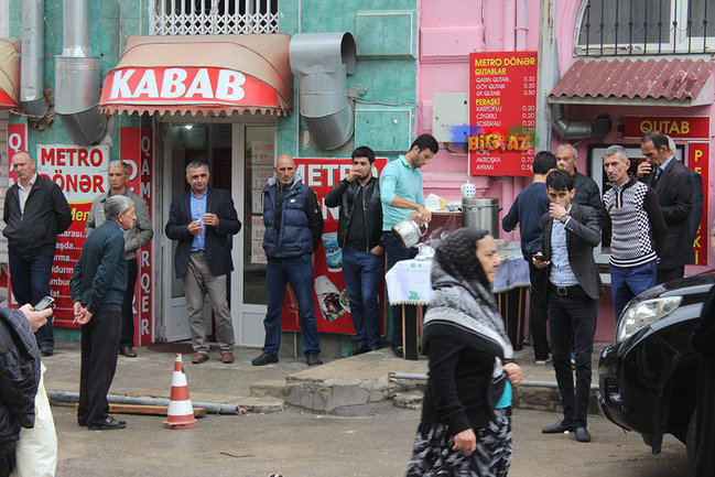 AŞURA GÜNÜ OLANLAR: Gizli zəncir vuranlar, dilənçilər ... VİDEO+FOTO