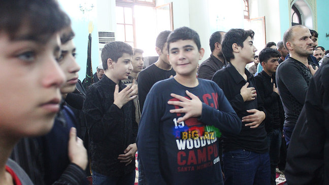 AŞURA GÜNÜ OLANLAR: Gizli zəncir vuranlar, dilənçilər ... VİDEO+FOTO