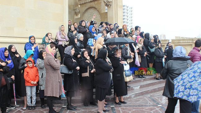 AŞURA GÜNÜ OLANLAR: Gizli zəncir vuranlar, dilənçilər ... VİDEO+FOTO