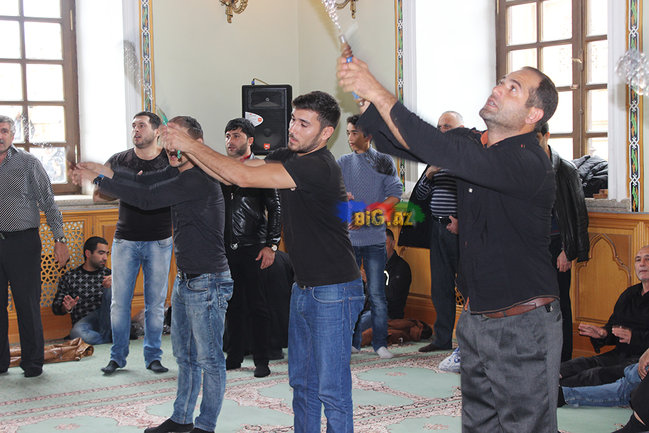 AŞURA GÜNÜ OLANLAR: Gizli zəncir vuranlar, dilənçilər ... VİDEO+FOTO