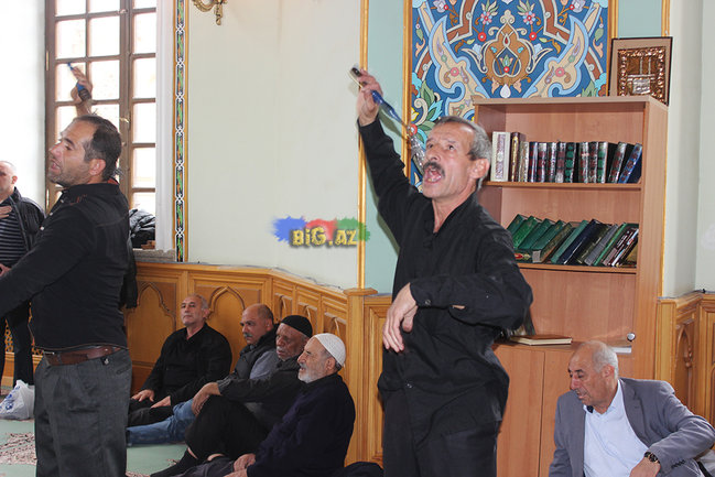 AŞURA GÜNÜ OLANLAR: Gizli zəncir vuranlar, dilənçilər ... VİDEO+FOTO