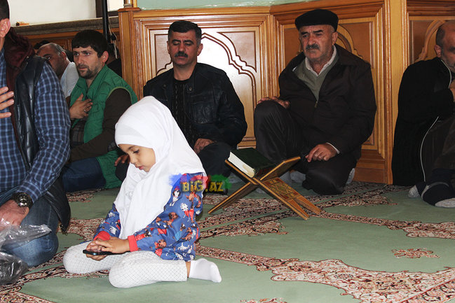 AŞURA GÜNÜ OLANLAR: Gizli zəncir vuranlar, dilənçilər ... VİDEO+FOTO