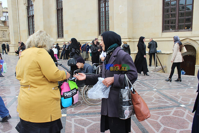 AŞURA GÜNÜ OLANLAR: Gizli zəncir vuranlar, dilənçilər ... VİDEO+FOTO