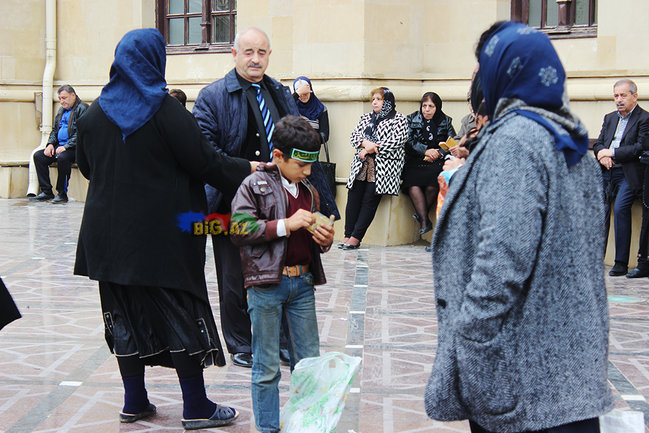 AŞURA GÜNÜ OLANLAR: Gizli zəncir vuranlar, dilənçilər ... VİDEO+FOTO