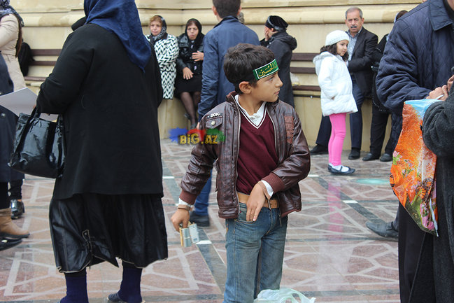 AŞURA GÜNÜ OLANLAR: Gizli zəncir vuranlar, dilənçilər ... VİDEO+FOTO