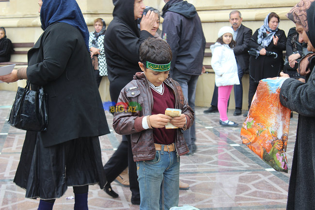 AŞURA GÜNÜ OLANLAR: Gizli zəncir vuranlar, dilənçilər ... VİDEO+FOTO