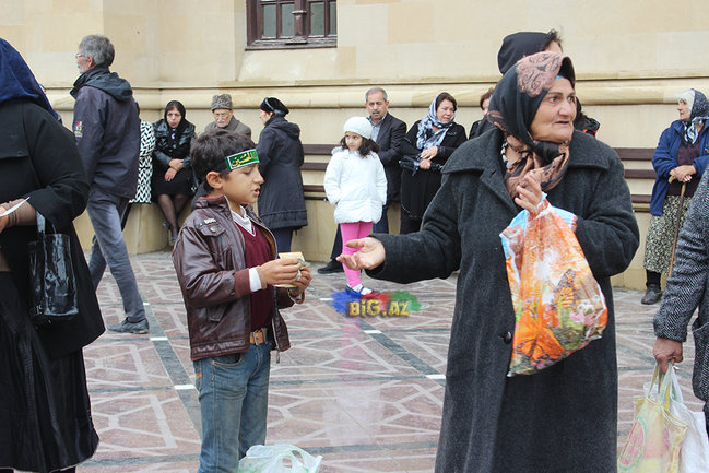 AŞURA GÜNÜ OLANLAR: Gizli zəncir vuranlar, dilənçilər ... VİDEO+FOTO