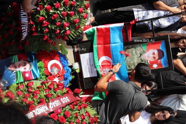 Uşaq evində, kimsəsiz böyüyən şəhidimizi xalqımız son mənzilə BELƏ YOLA SALDI - FOTO