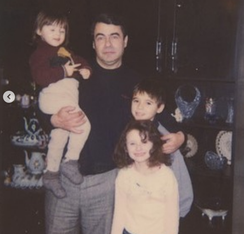 Sizcə, bu hansı məşhurun uşaqlığıdır? - FOTO