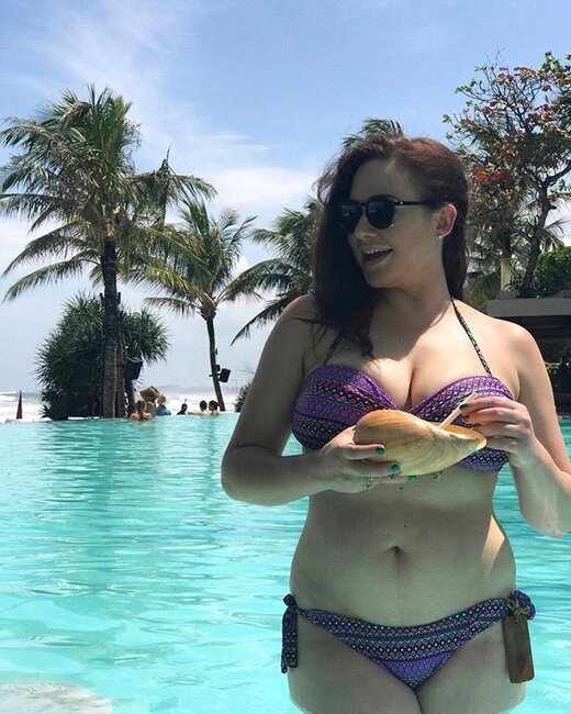 Bikinidə gəzməyə utanmayan KÖK QADINLAR - FOTOLAR