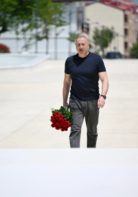 İlham Əliyev Xankəndidə Zəfər tağının önünə gül dəstələri düzüb
