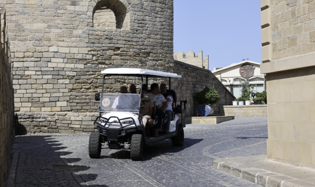 İçərişəhəri avtobusla gəzə bilərsiniz - Gedişhaqqı 1 manat - Fotolar