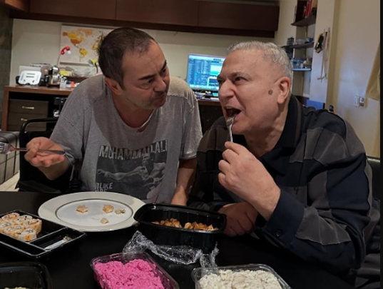 Serdar Ortaç və Mehmet Ali Erbil iftar süfrəsində