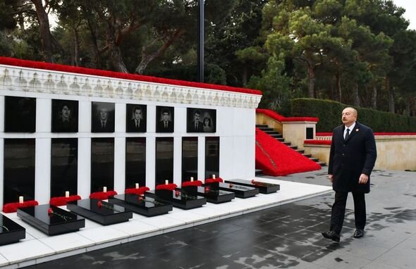 İlham Əliyev 20 Yanvar faciəsinin 33-cü ildönümü ilə əlaqədar Şəhidlər xiyabanını ziyarət edib