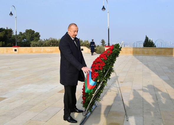 İlham Əliyev 20 Yanvar faciəsinin 33-cü ildönümü ilə əlaqədar Şəhidlər xiyabanını ziyarət edib