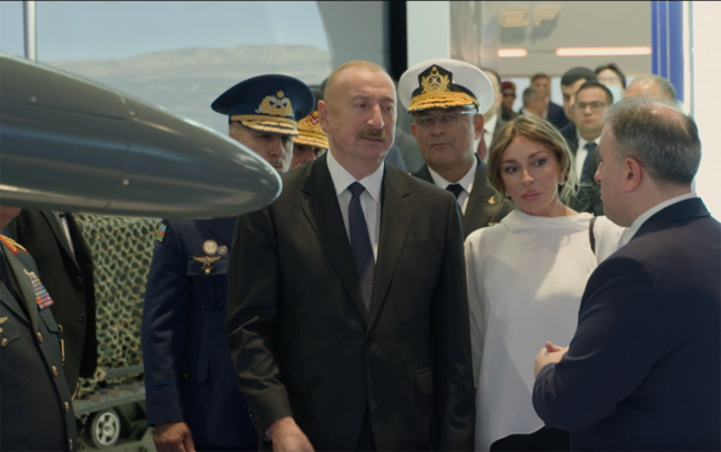 İlham Əliyev xanımı ilə sərgidə - Video