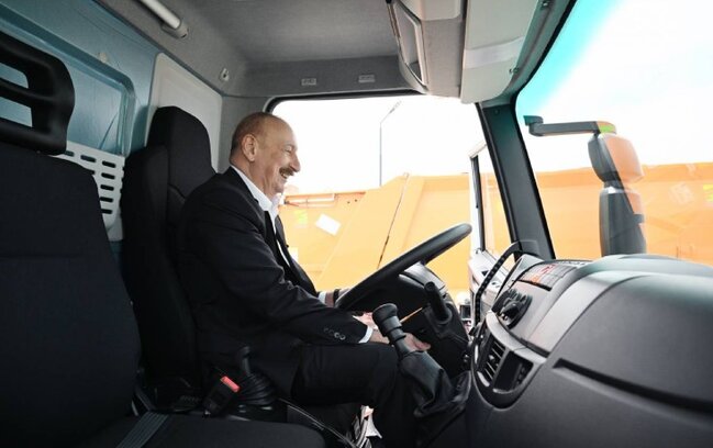 Prezident xüsusi təyinatlı avtomobilin sükanı arxasında - Foto