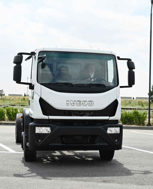 Prezident xüsusi təyinatlı avtomobilin sükanı arxasında - Foto