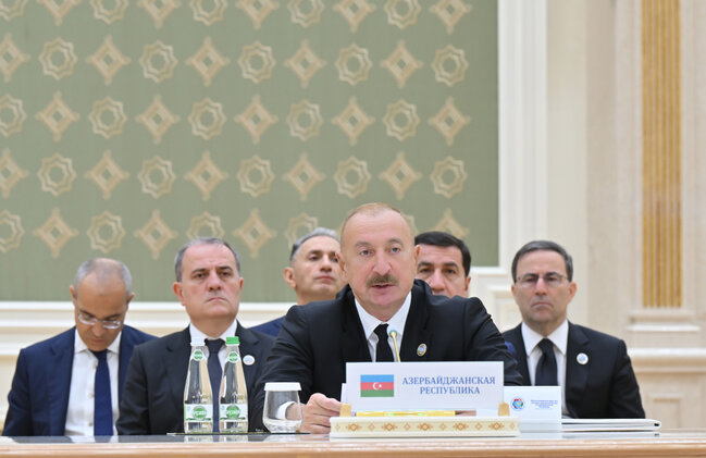 İlham Əliyev Türkmənbaşıda tədbirdə iştirak edir - Fotolar
