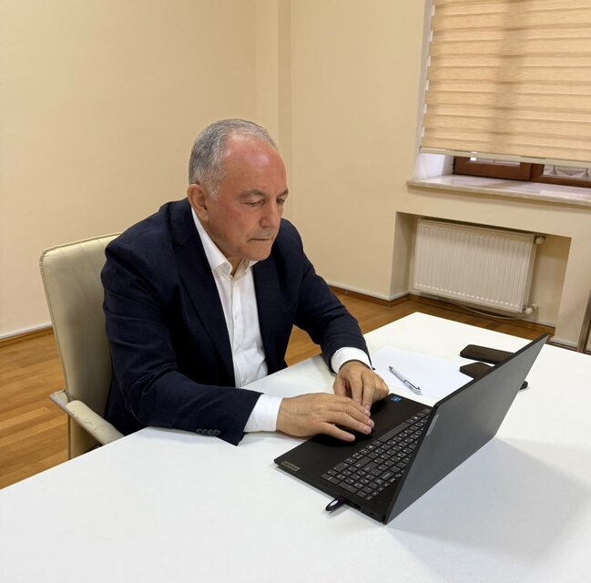 AzTU-da elektron diplomlar verilir - Rektor ilk diplomları imzaladı