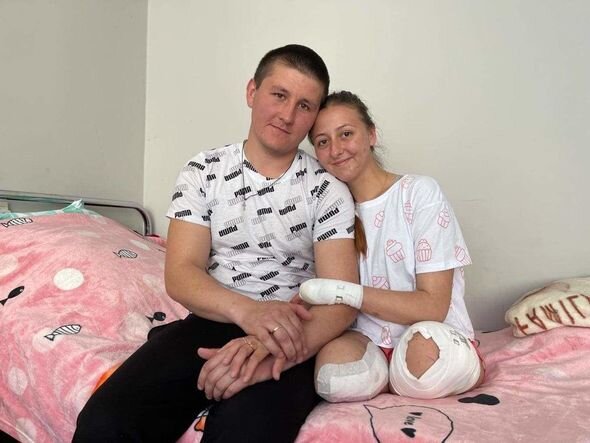 Mina partlayışında ayaqlarını itirən ukraynalı tibb bacısı xəstəxanada evləndi - FOTO-VİDEO