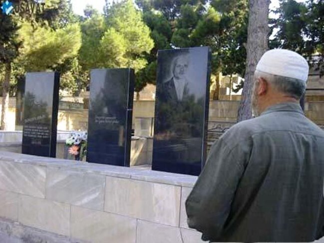 Azərbaycanlı narkobaron qəbiristanlığa gedib öldürdüyü adamlara yasin oxutdururmuş - FOTO