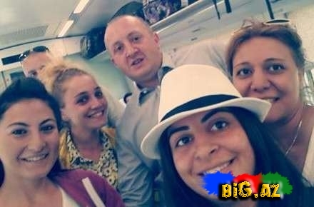 Gürcüstan prezidenti azərbaycanlı turistlərlə "selfie" çəkdirdi