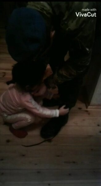 Balaca qız əsgər atasına ayaqqabılarını çıxarmağa "KÖMƏK ETDİ" - VİDEO