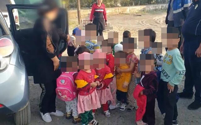 Avtomobilinin baqajında 3 uşaq tapıldı-FOTO