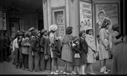 1941-ci ildə çəkilən fotoda əlində "iPad" tutan oğlanı görənlər gözlərinə inanmadı