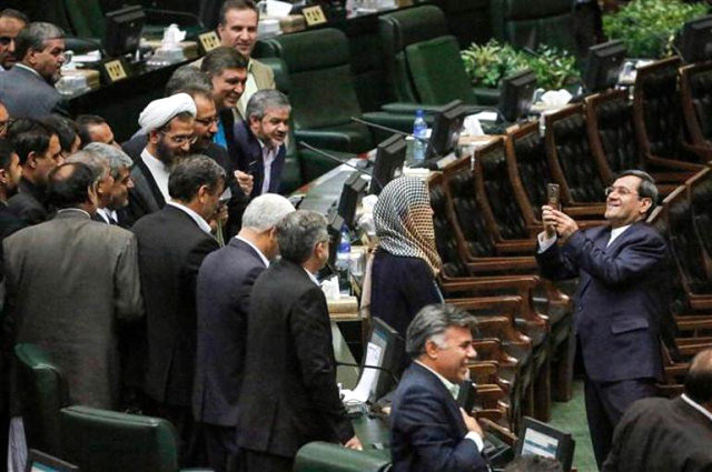 İranlı deputatlar bu xanımla "selfie" çəkdirmək üçün SIRAYA DÜZÜLDÜ - FOTOLAR