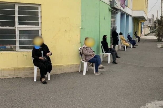 İranda valideynlər uşaqları üçün məktəbin önündə keşik çəkirlər - FOTO