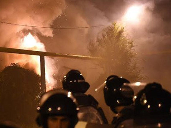 İrəvanda qanlı olay:polis evləri yandırır