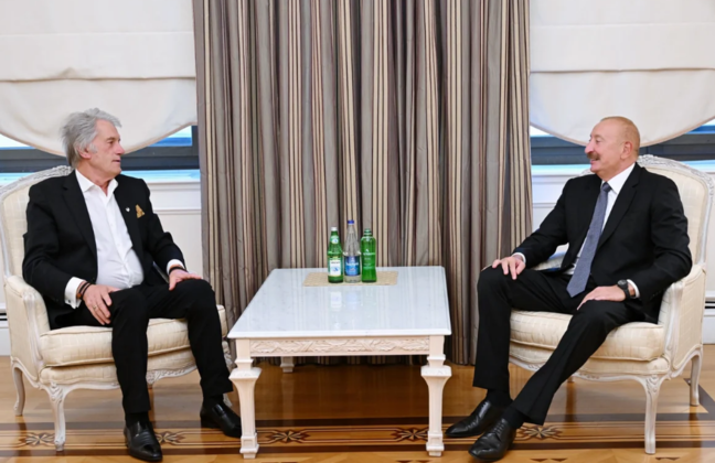 Prezidentə "İrpin şəhərinin fəxri vətəndaşı" vəsiqəsi təqdim olundu - Foto
