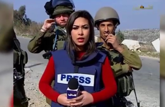 İsrail hərbçilərinin fələstinli telemüxbirə qarşı tərbiyəsizliyi - Video